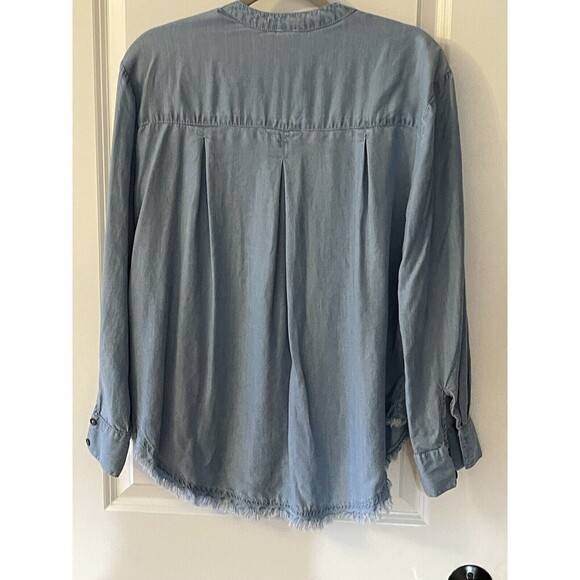 Elan Tunic Top Blouse Size Medium Blue Chambray Button Up Frayed Hem E24 - Picture 4 of 9
